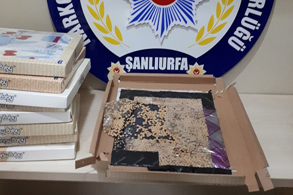 Kargoyla yurt dışına gönderilmek istenen uyuşturucu haplar ele geçirildi