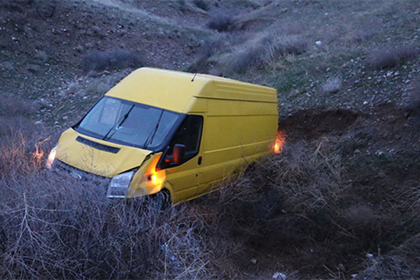 Adıyaman‘da minibüs uçurumdan uçtu