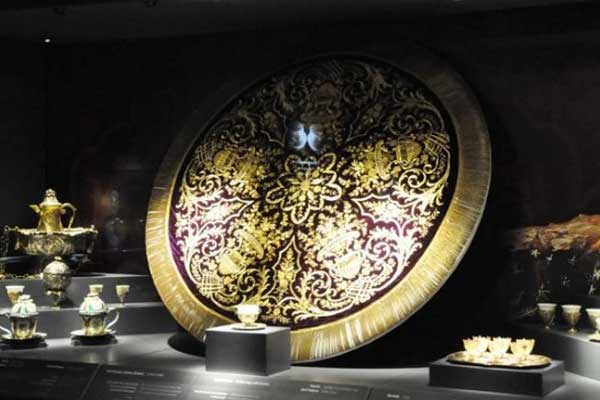 Dolmabahçe Sarayı'nda  2 yeni salon sergiye açıldı