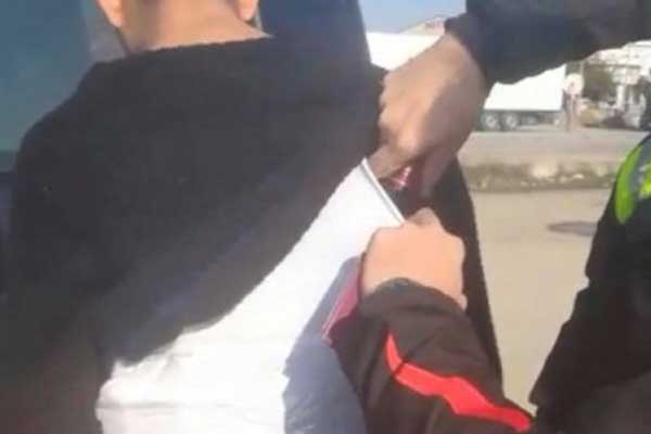 İçki şişelerini vücutlarına sardılar