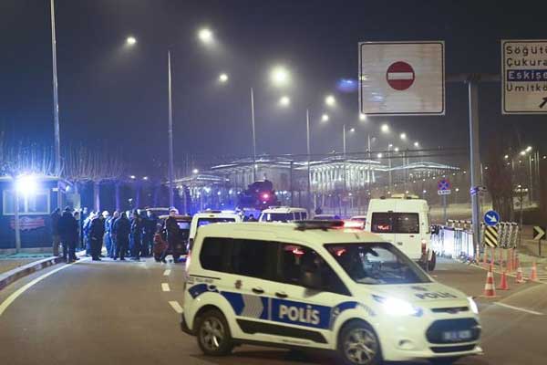 Külliye önünde bariyerlere çarpan sürücü gözaltına alındı