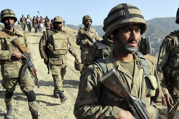 Pakistan Suudi Arabistan'a asker gönderdi