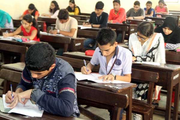 Hindistan'da kopyayı önlemek için ayakkabı yasağı