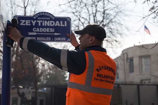 ABD Büyükelçiliği önüne Zeytin Dalı tabelası