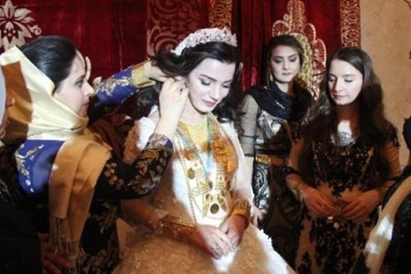 Gelin takılan altınları taşıyamadı