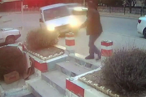 Karaman'da araç, büfenin bahçesine uçtu