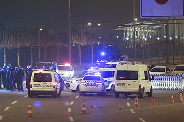 Cumhurbaşkanlığı Külliyesi önünde hareketli dakikalar