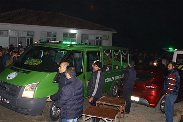 Balıkesir'de silahlı saldırıda ölen anne ve iki çocuğu toprağa verildi