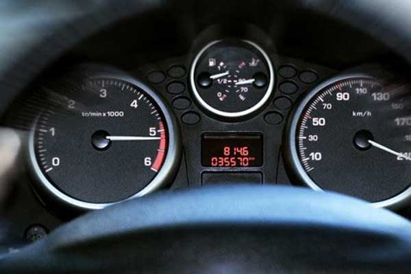 Aracın kilometresini düşürüp satan sanıklara hapis