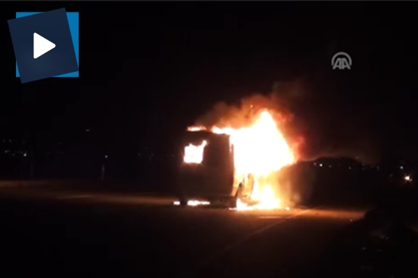 Koyun sürüsüne çarpan servis minibüsü ateşe verildi