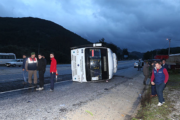 Muğla’da ıslak yolda kayan midibüs devrildi