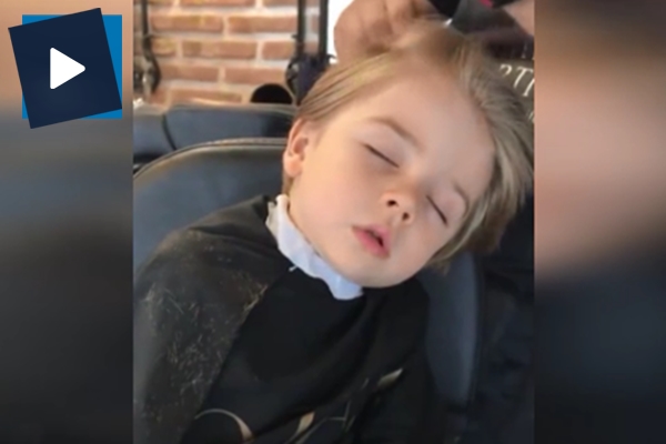 Tıraşta uykuya yenik düşen çocuk