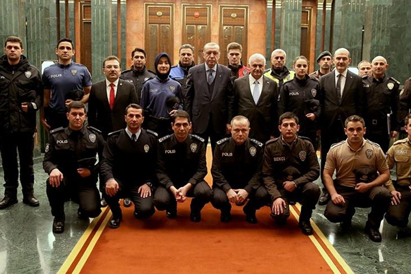 Emniyet personeli yeni üniformalarıyla Külliyede