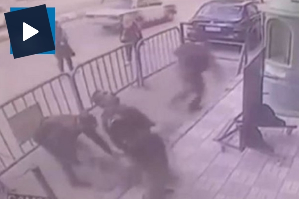 Pencereden düşen çocuğu havada yakalayan polis