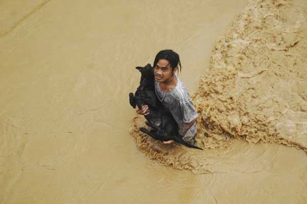 Endonezya'da şiddetli yağışlar hayatı felç etti