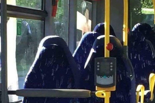 LDP, burka giyenlerle alay etti