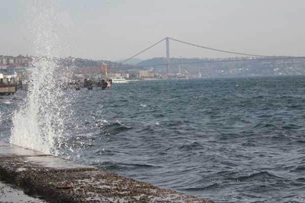 Marmara Denizi'nde ulaşıma poyraz engeli
