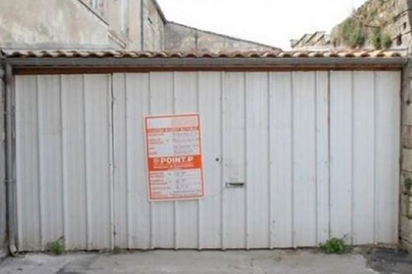 Çöp dolu garajı ev yaptı