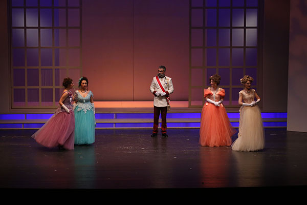 SAMDOB 'Tebessümler Diyarı'nı sahneledi