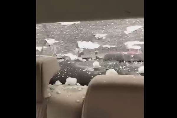 Suudi Arabistan'da dolu yağdı