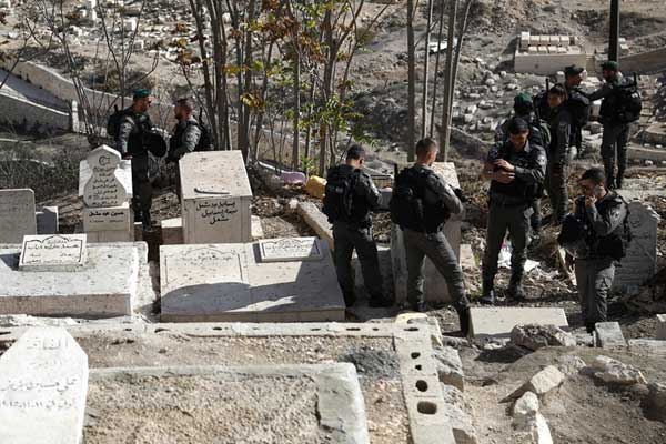 İsrail, Filistinlilerin mezarlıklarını da işgal ediyor