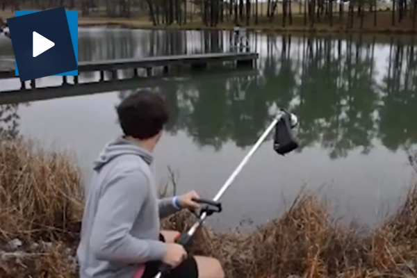 Çim biçme makinesiyle balık yakalayan adam