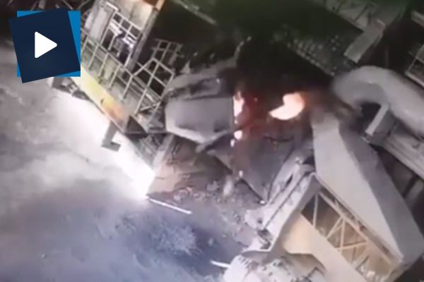 Erimiş çelik kazanından saniyelerle kurtulan işçi