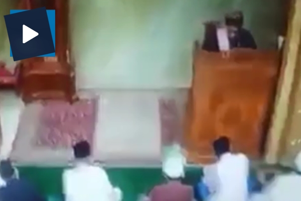 İmamın kalp krizi geçirme anı kamerada