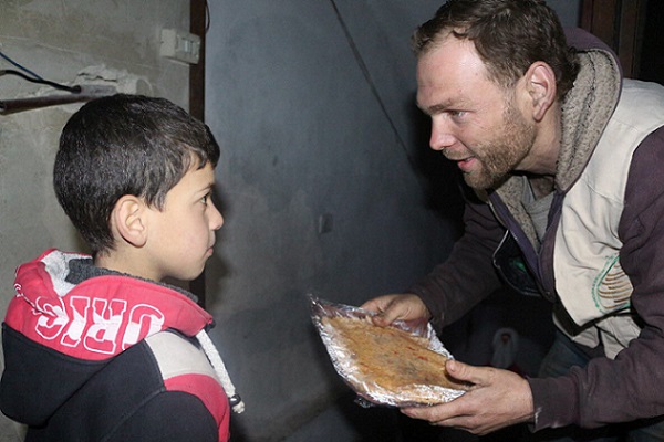 Sadakataşı'ndan Doğu Guta'daki ailelere sıcak yemek yardımı