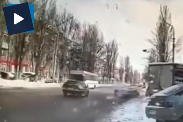 Otomobilin çarptığı kadın metrelerce havaya uçtu