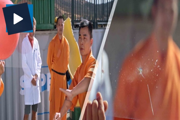 İğneyle camı delen adam görenleri hayrete düşürdü