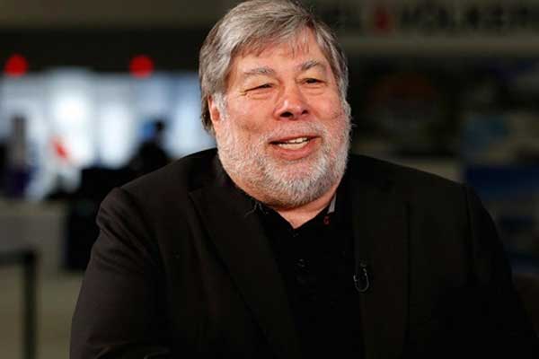 Apple'ın kurucusu dolandırıldı