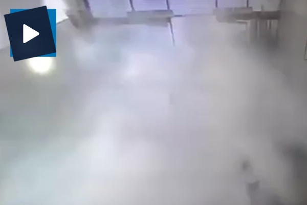 Alışveriş merkezinde akılalmaz kaza kamerada