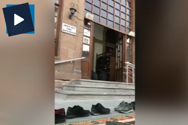 Hutbede Mehmetçik'i anlatan imam gözyaşlarına boğuldu