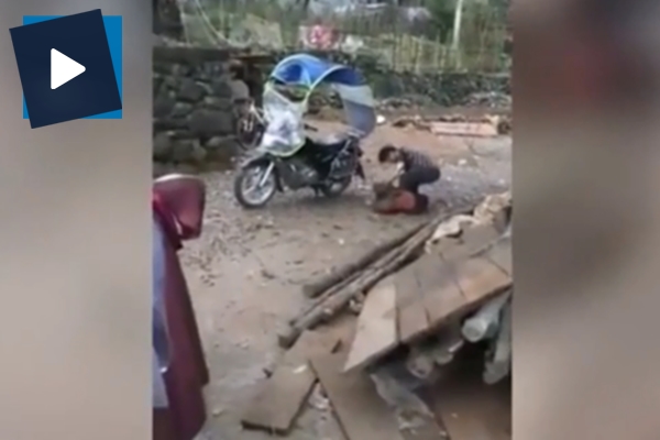 Çin'de insanlıktan nasibini almamış baba!