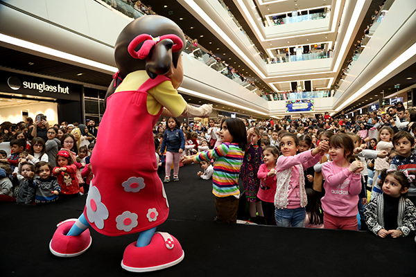 Çizgi film kahramanı 'Niloya' doğum gününü çocuklarla kutladı