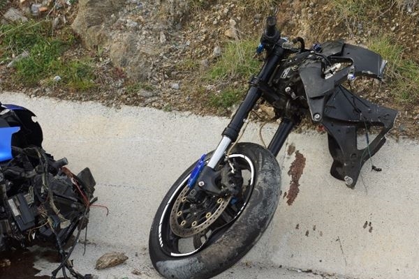 Parçalanan motosikletin sürücüsü görenleri şaşırttı