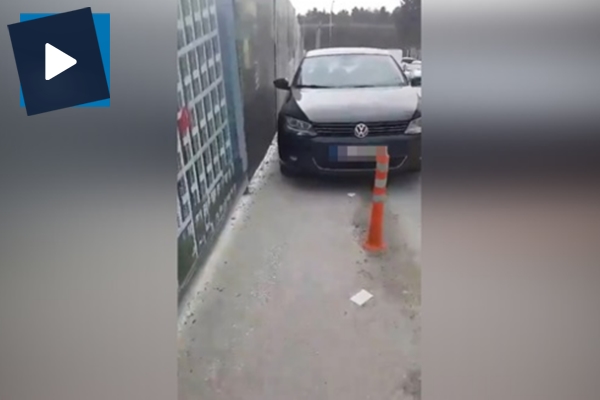 Yaya yoluna park eden arabaları ezip geçen adam