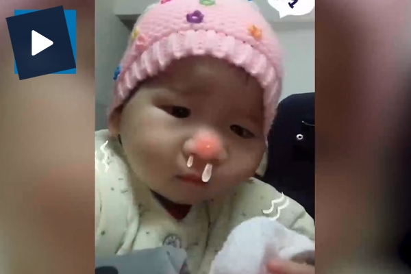 Ağlayan bebeğini trolleyen anne izleyenleri gülümsetti