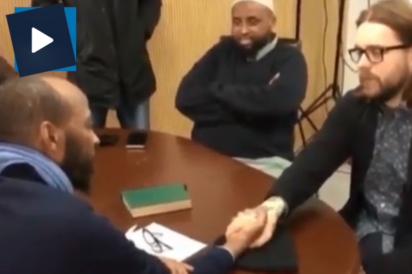 Gözyaşları içinde Müslüman olan Norveçli