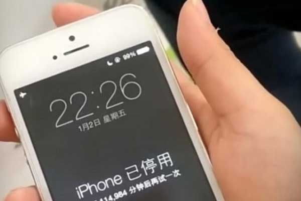 Şifresi yanlış girilen iPhone 48 yıllığına kilitlendi