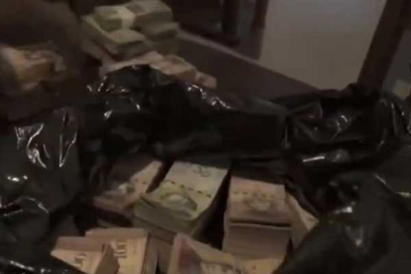 Venezuela'da paralar pul oldu