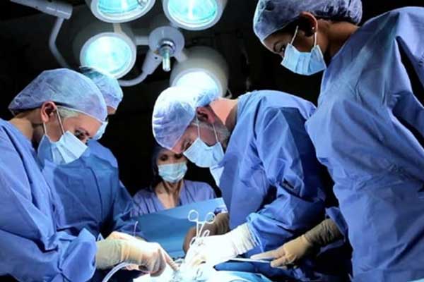 Kendi böbreği yeniden nakledildi