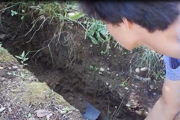 Evinin bahçesine kendi fırınını yaptı