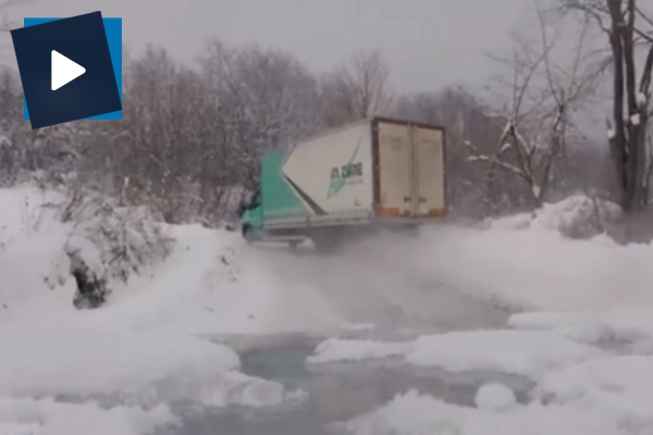 Karlı yolda drift yapan kamyon şoförü