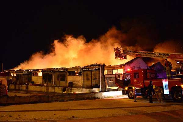 Çanakkale'de sebze ve meyve halinde yangın