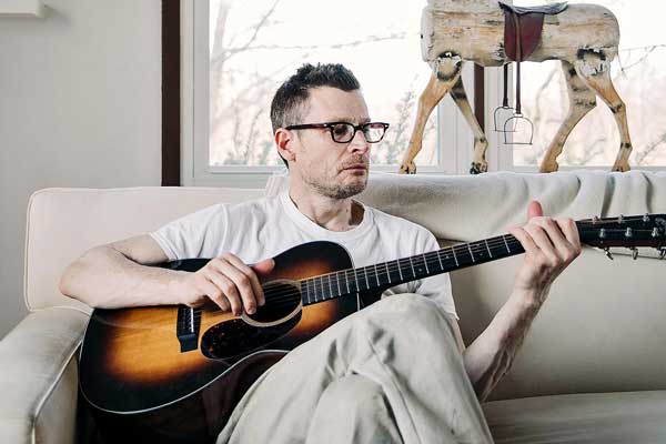 Trump’ı haber dinlemeyerek protesto eden adam