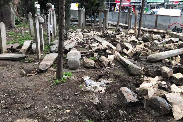 Üsküdar Şeyh Mustafa Devati Cami hâziresi yerle bir!