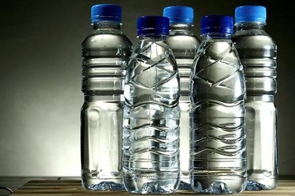 Ünlü su markaları, plastik şişelerin tehdidi altında