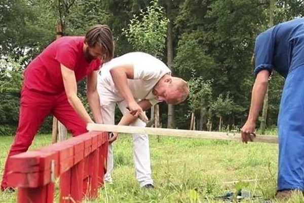 Sadece 3 saatte ev inşa ediyor!